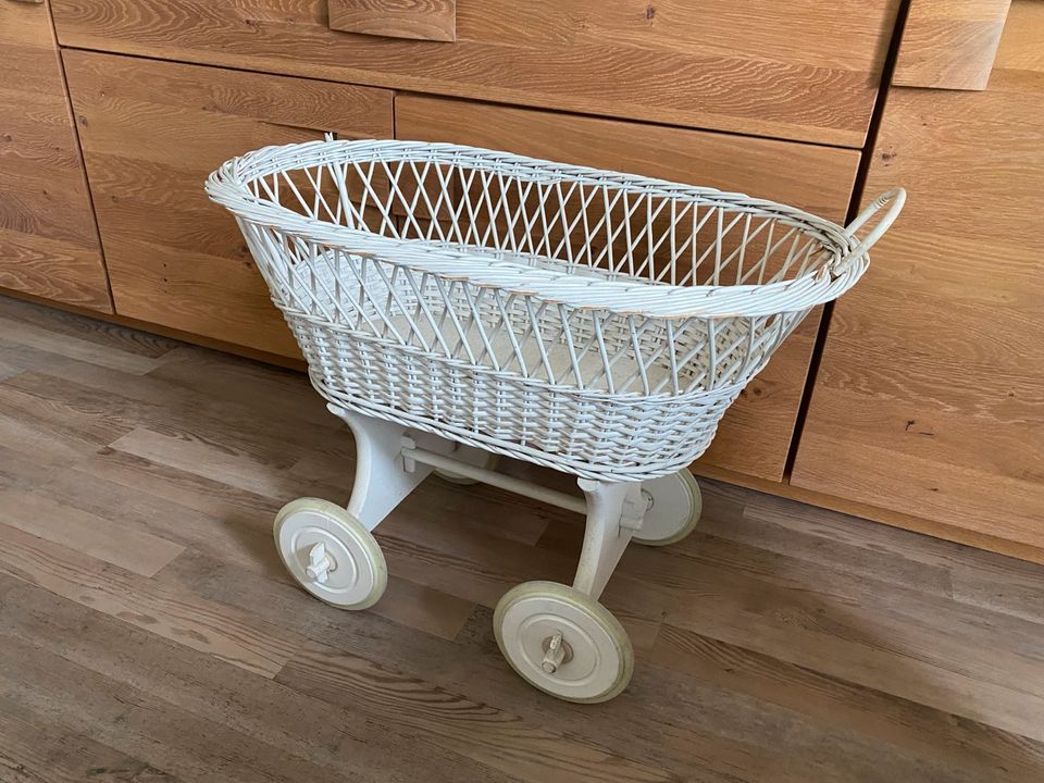 Vintage rattan Puppenwagen korbgeflecht weiß deko shabby in Bremen