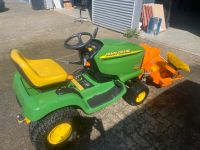 John Deere LT133 mit Kehrmaschine und Zubehör Hessen - Kassel Vorschau