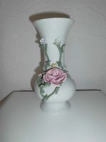 Schwere Porzellanvase mit Rosen Niedersachsen - Hohnstorf (Elbe) Vorschau