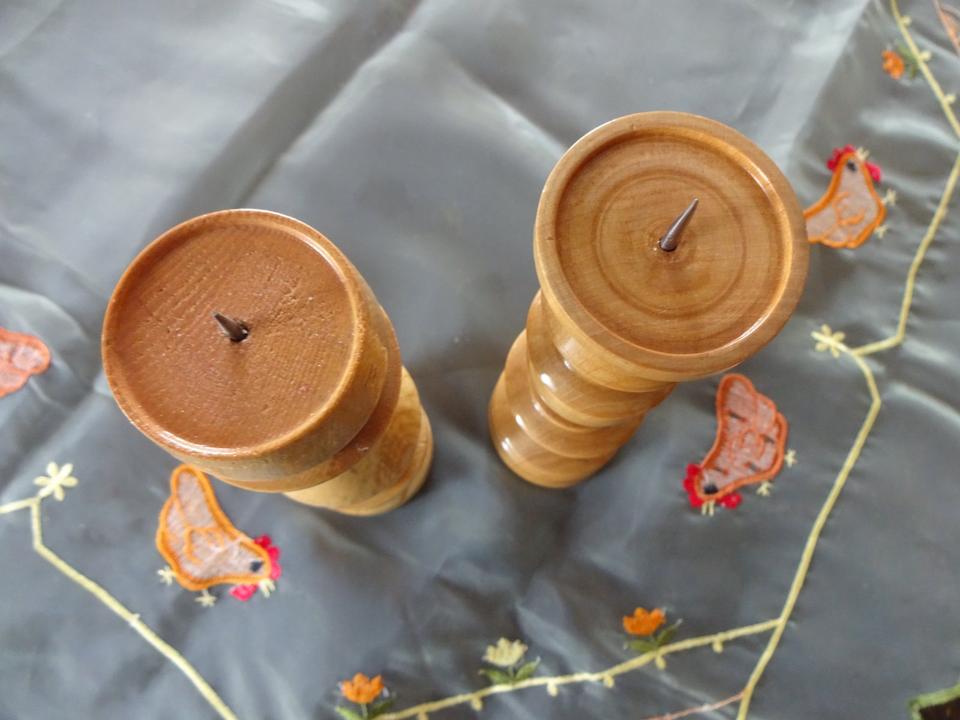 2 gedrechselte Kerzenständer aus Holz NEU 24 und 22 cm hoch in Gunderath