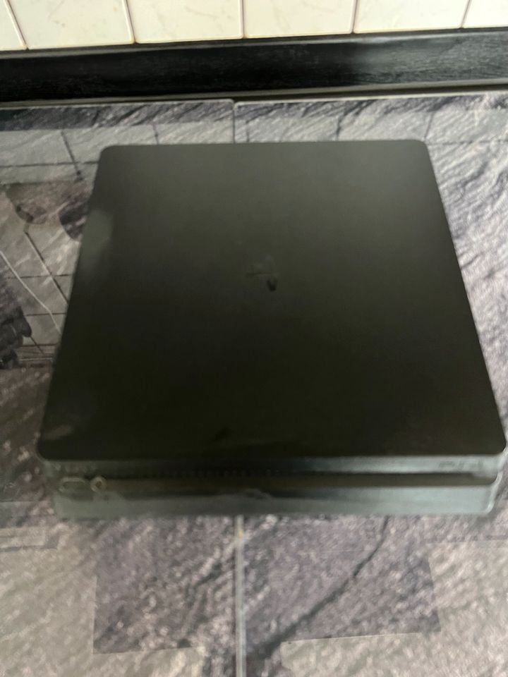 PlayStation 4 slim 500gb in Hückeswagen