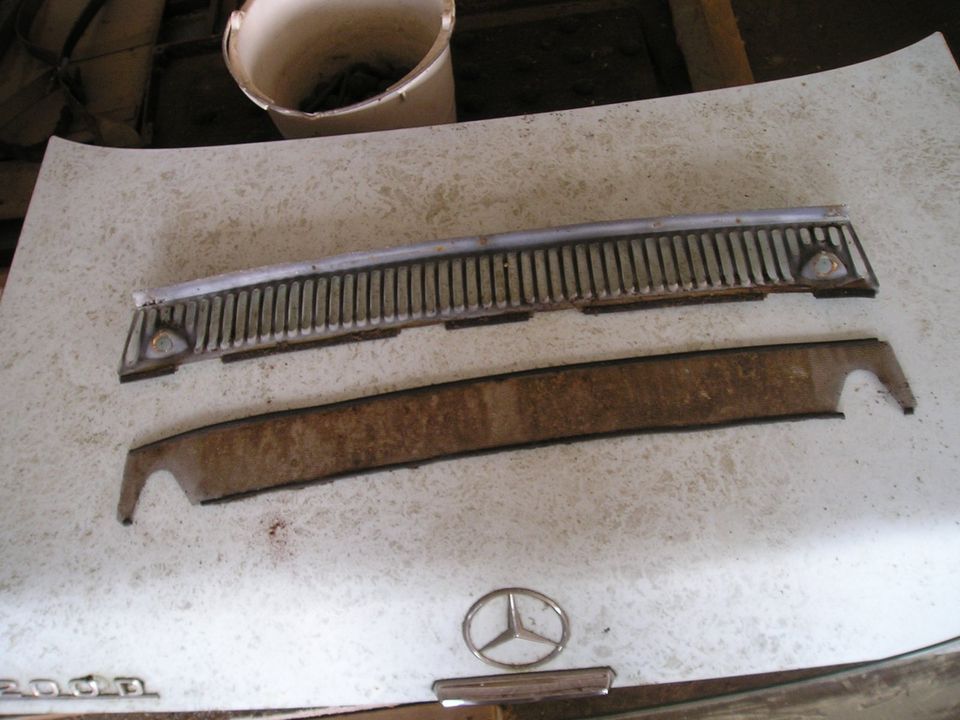 Mercedes W114, W115 Lüftungsgitter, Lufteinlass in Flieth-Stegelitz