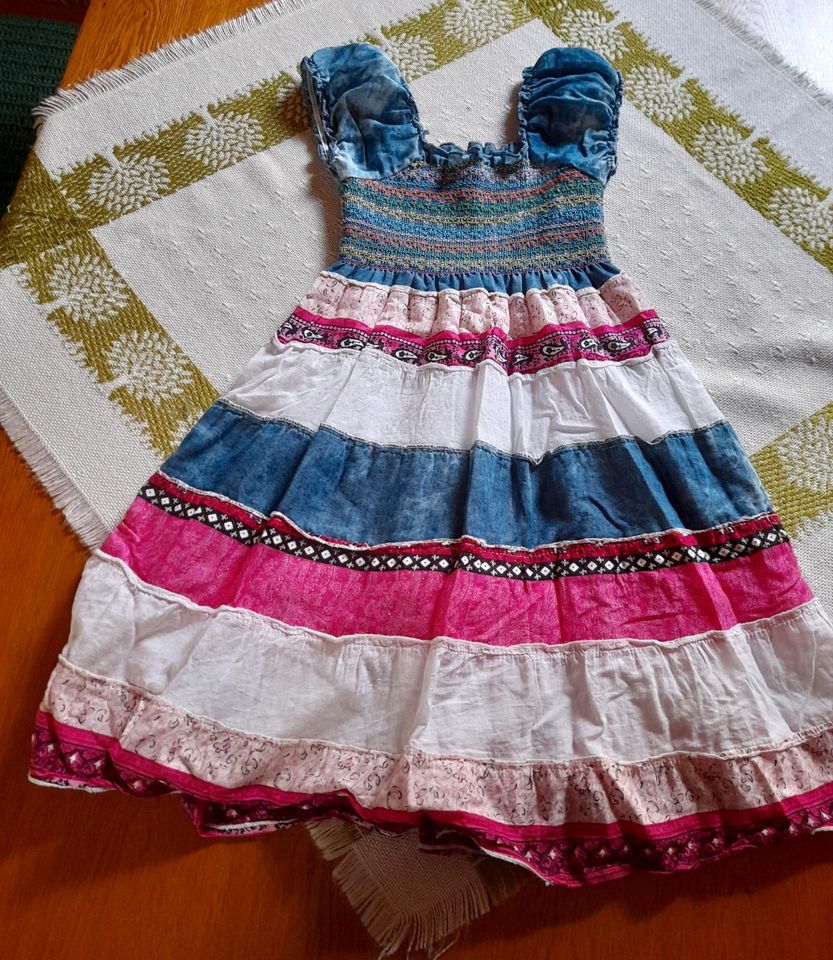 Kleid Gr. 128 pink-blau-weiß in Pressig