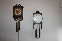 2 Pendeluhren, Uhr Wanduhr Gong  Aufzug Nordrhein-Westfalen - Eitorf Vorschau