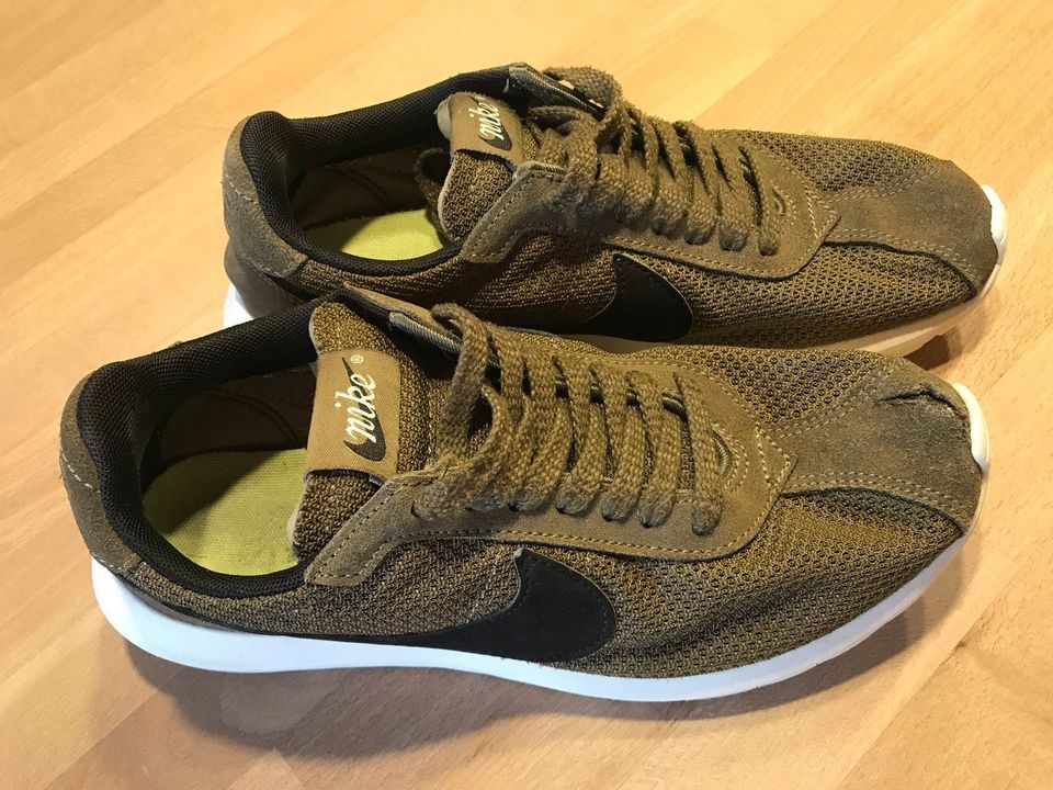 Toller Nike Turnschuh / Sneaker, Gr. 39 Olivegrün in Wiesent
