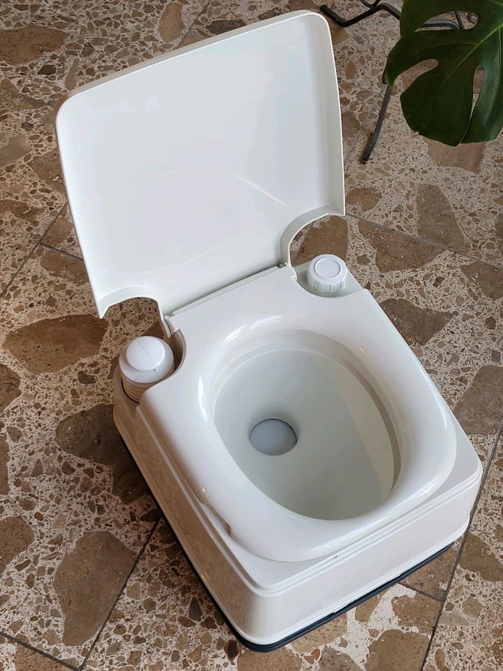 Thetford Mobile Toilette Neu unbenutzt inkl. Reiniger in Berlin