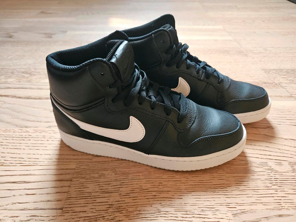 Nike Ebernon mid in Brechen