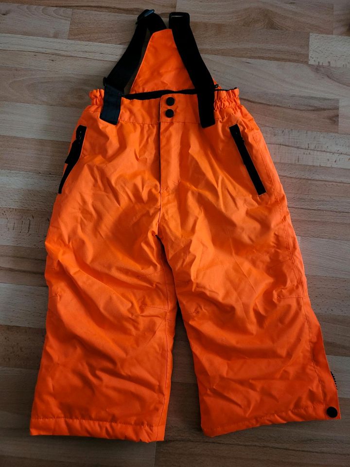 Coole Schneehose Größe 98 orange in Neustadt in Holstein