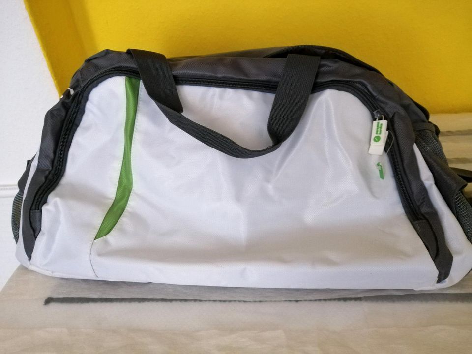 Halskrause, Sporttasche, Handtasche,Kuhltasche in Berlin