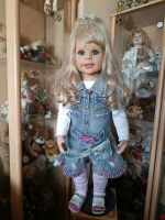 Porzellan Sammler Puppe Mädchen mit Ständer Sachsen - Mittweida Vorschau