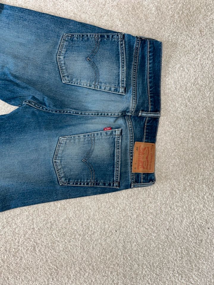 Levis jeans Hose W31 L32 blau wie neu slim in Seevetal