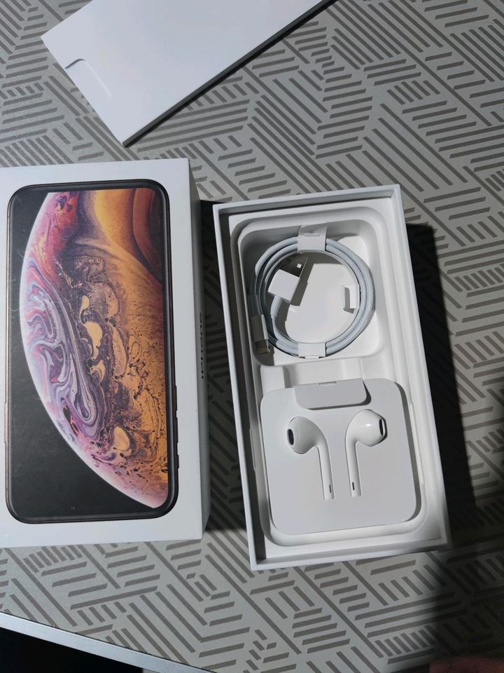 iphone xs ear phone and cable , not orignal box in München