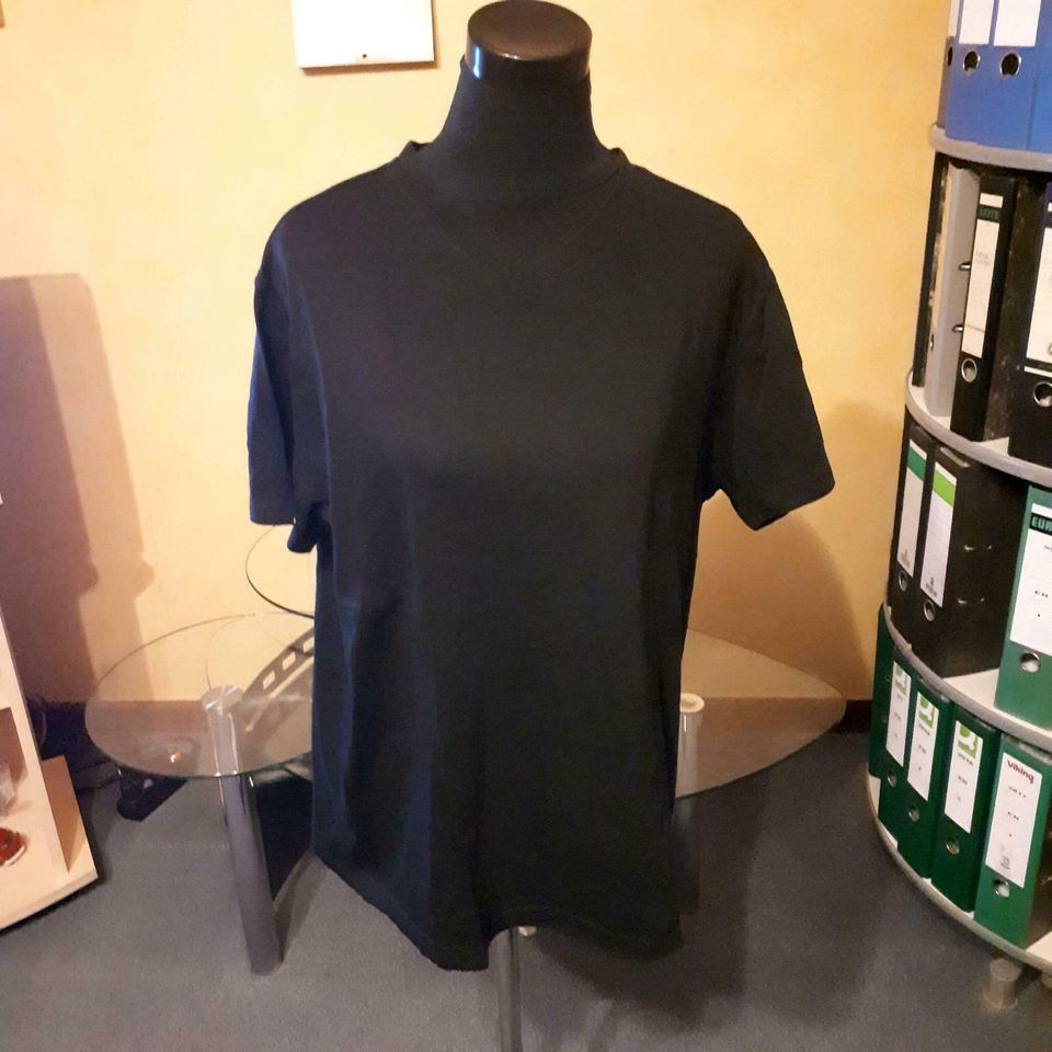 T-Shirt schwarz V- Ausschnitt Gr. L in Gersheim