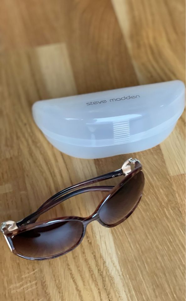 Steve Madden Sonnenbrille braun inkl. Etui in Wolfschlugen