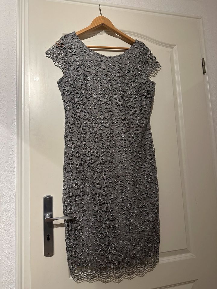 S.Oliver Cocktailkleid in grau Gr. 42 Spitzenoptik in Solingen