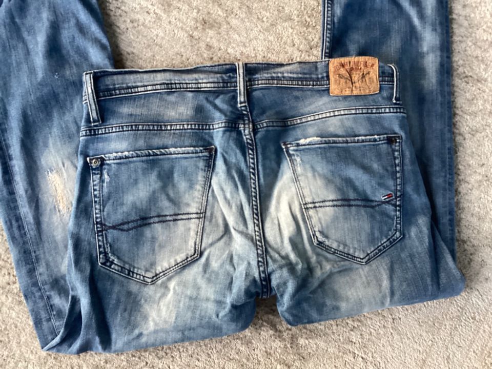 Hilfiger Jeans mit Knopfleiste, Gr. M, blau in Danndorf