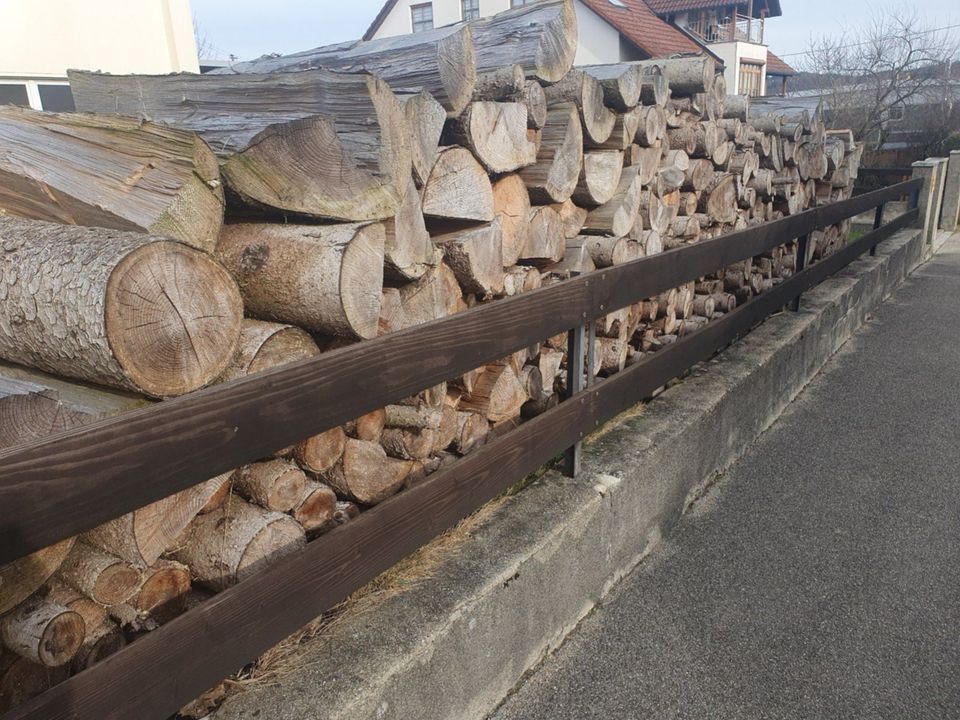 Trockenes Brennholz Fichte zu verkaufen in Ziemetshausen