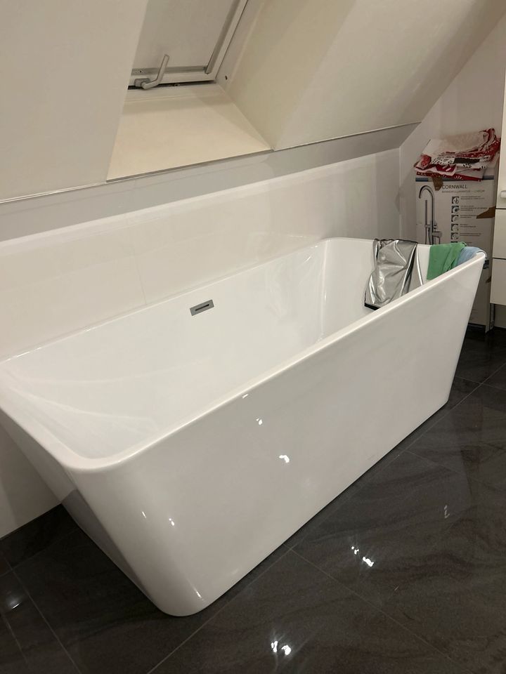 Badewanne freistehend (Acryl) in Neu Wulmstorf