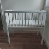 Baby-Bett weiß Holz 45 b x 85 t x 80 h wie neu mit Matratze München - Trudering-Riem Vorschau