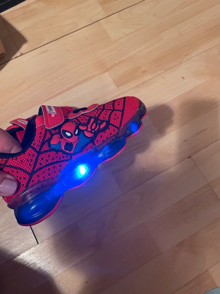 Spiderman Sneaker 28 mit Licht neu in Essen