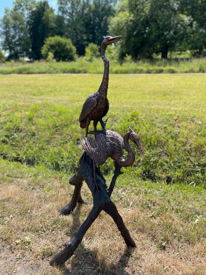 Kranich Duo auf Baumstamm aus Bronze lebensgroß Gartenfigur in Dortmund