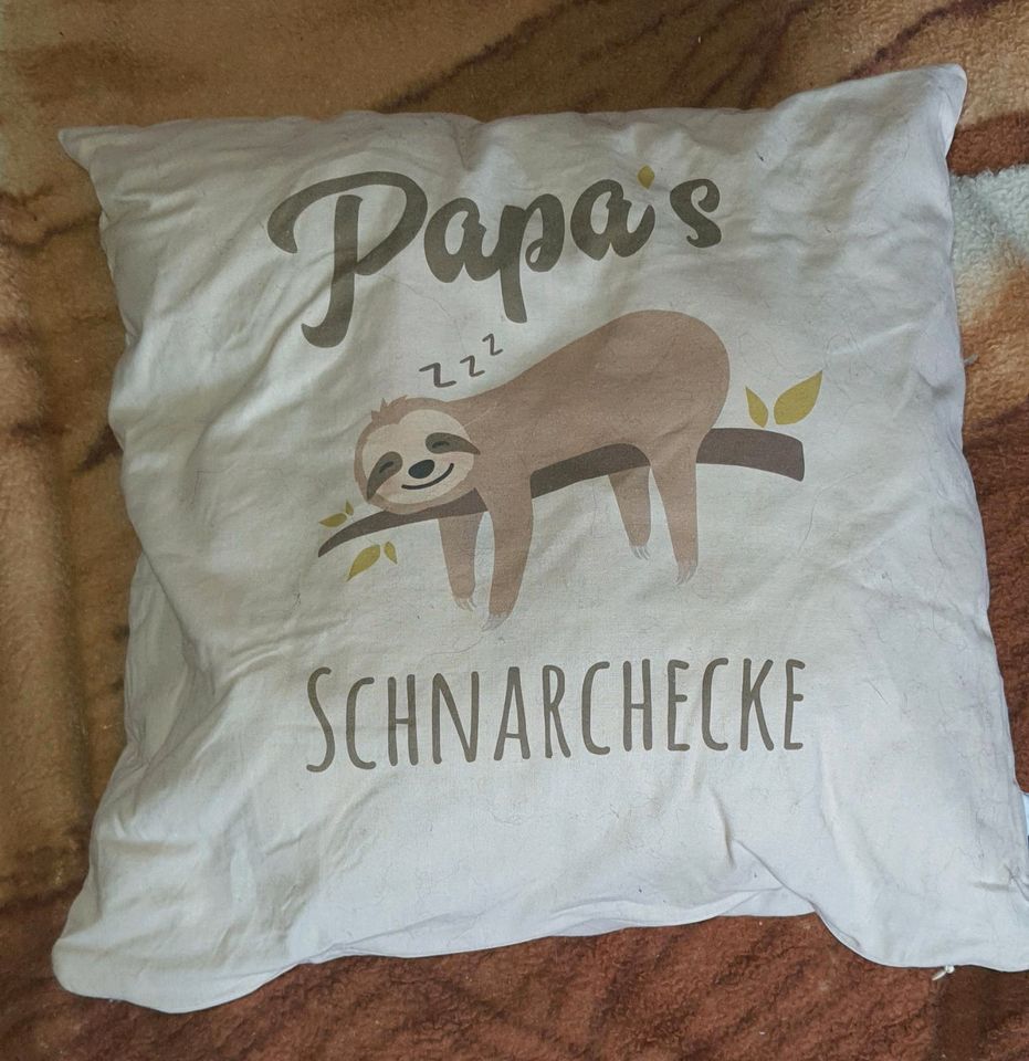 weißes Kissen mit Faultier Papa's Schnarchecke in Rohr Mittelfr.