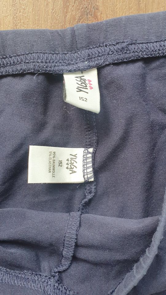 Zwei Leggingshosen für Mädchen Gr. 152 blau und weiß in Hamburg