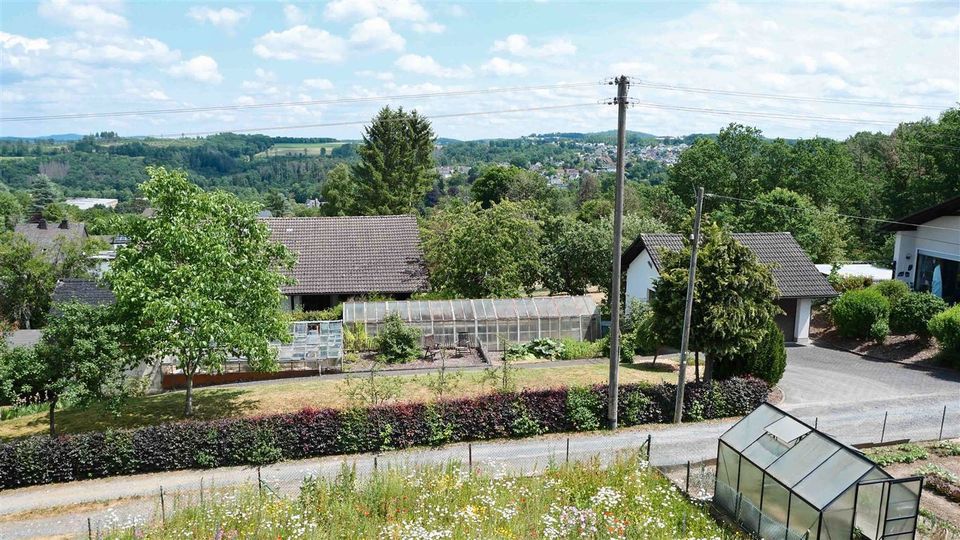 Bungalow-Baugrundstück mit vorhandener Doppelgarage in Wissen