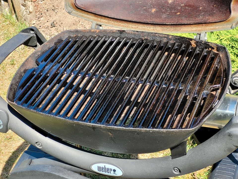 Weber Standgrill Q1400, o. Heizspirale, nur komplett und Abholung in Meschede