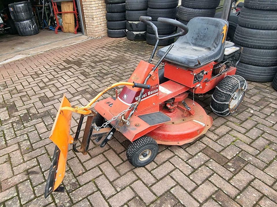 Traktorrasenmäher/Bulldograsenmäher mit schneeschild in Hammelburg