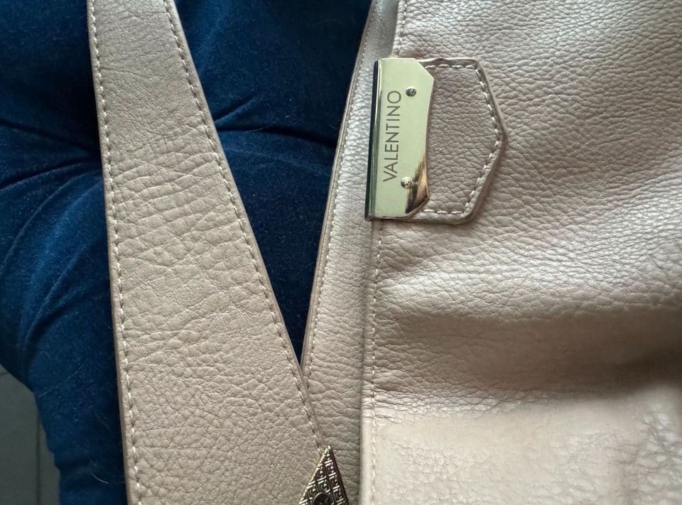 Valentino Tasche in rosa - sehr gut erhalten in Berlin