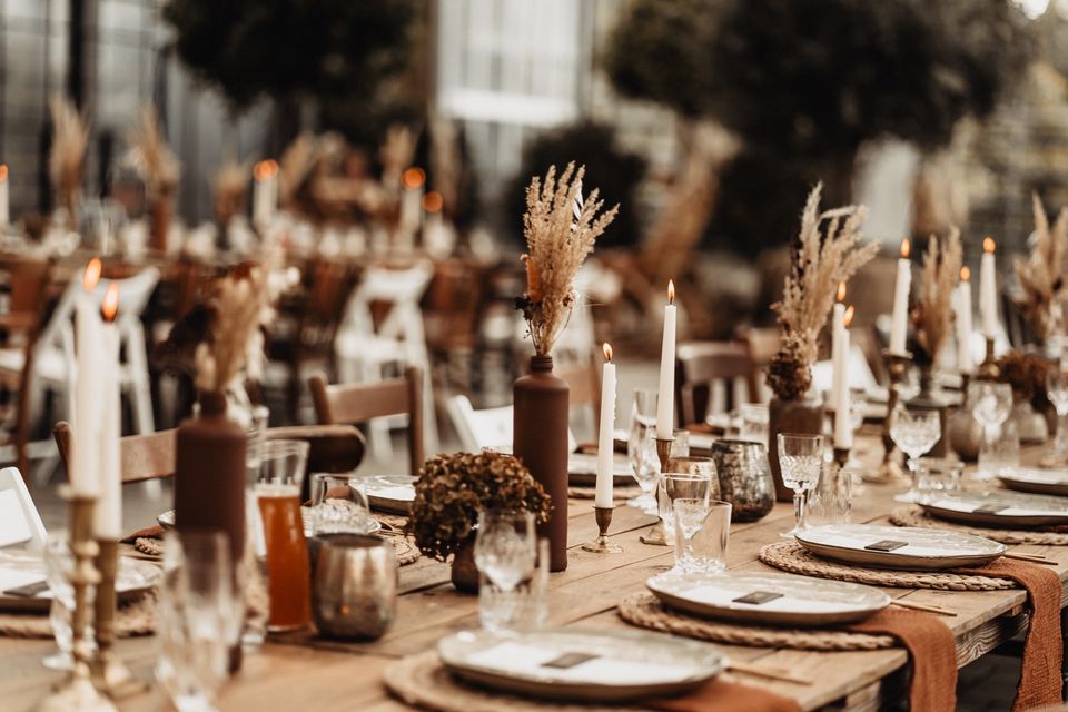 Outdoor Boho Zelt Hochzeit Trauung Tische Stühle mieten leihen in Sommerhausen Main