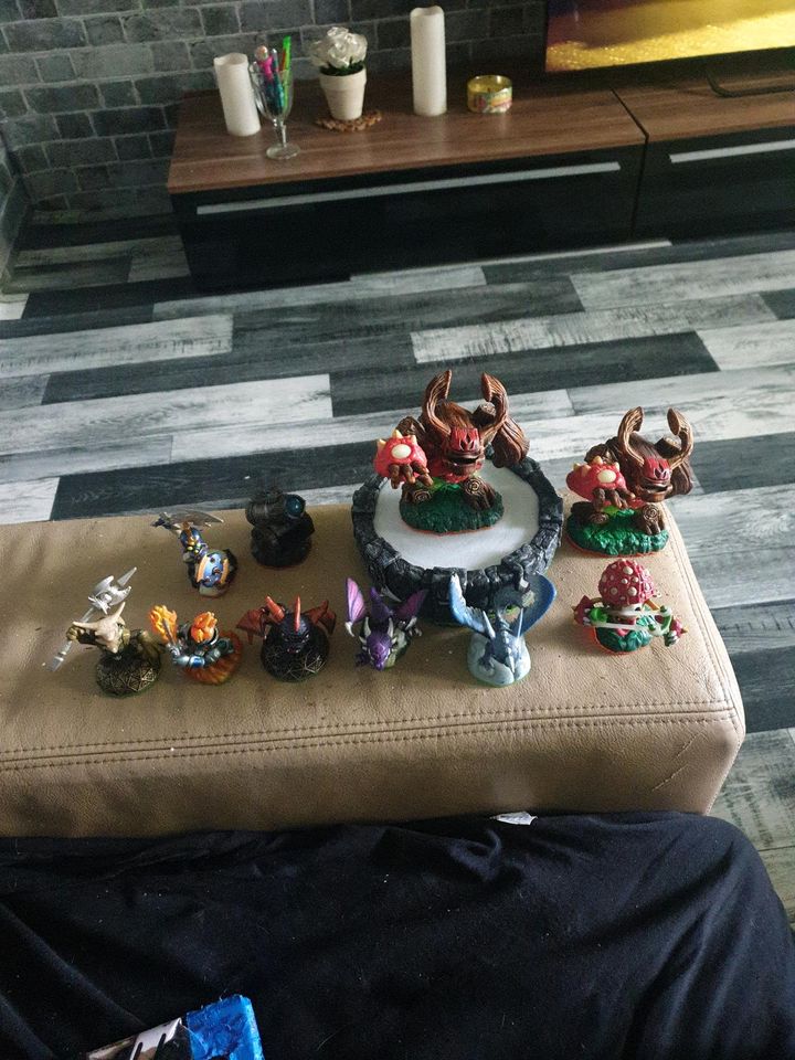 Biete 10 verschiedene Skylanders Figuren plus Portal ohne spiel in Düren