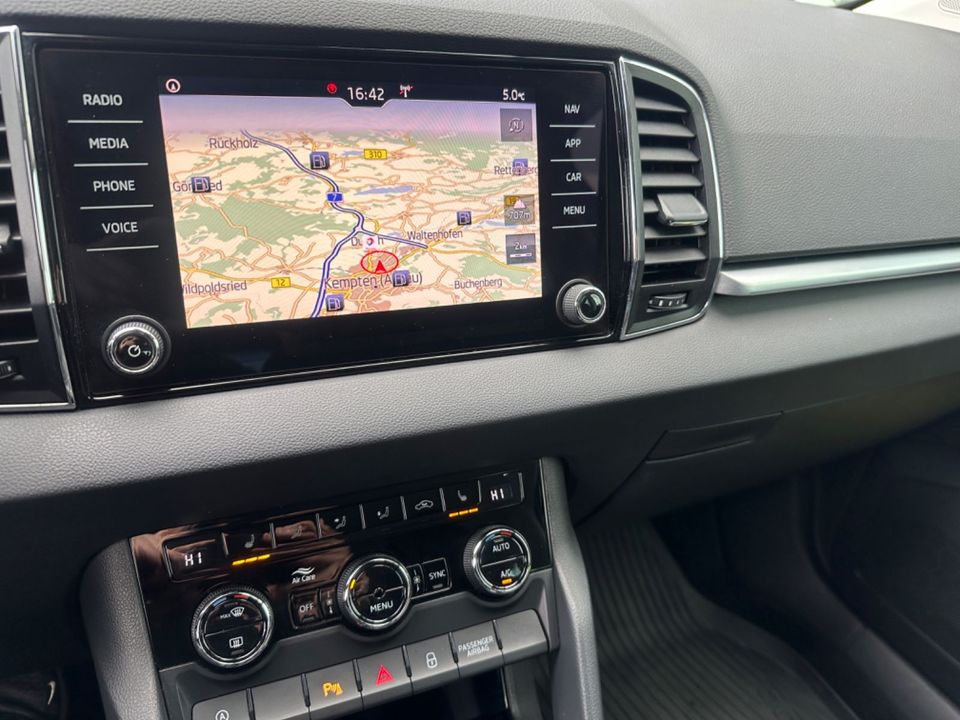 Skoda Karoq Style 4x4*LED*CarPlay*Navi* in Kempten