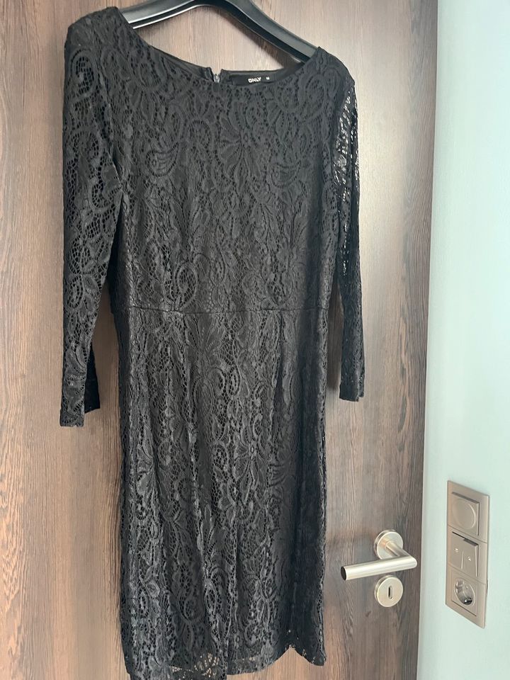 Figurbetontes Spitzenkleid Kleid aus spitze Only schwarz Gr 38 in Muhr am See