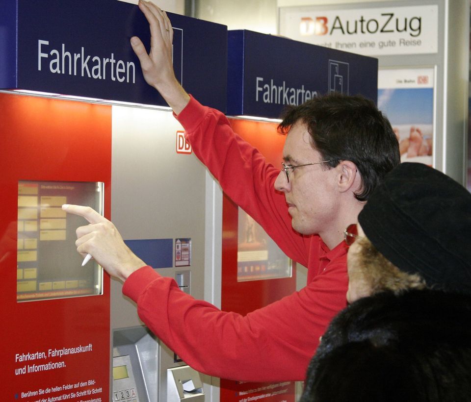 DRESDEN HBF: AUSHILFE FÜR DEUTSCHLANDTICKET in Dresden