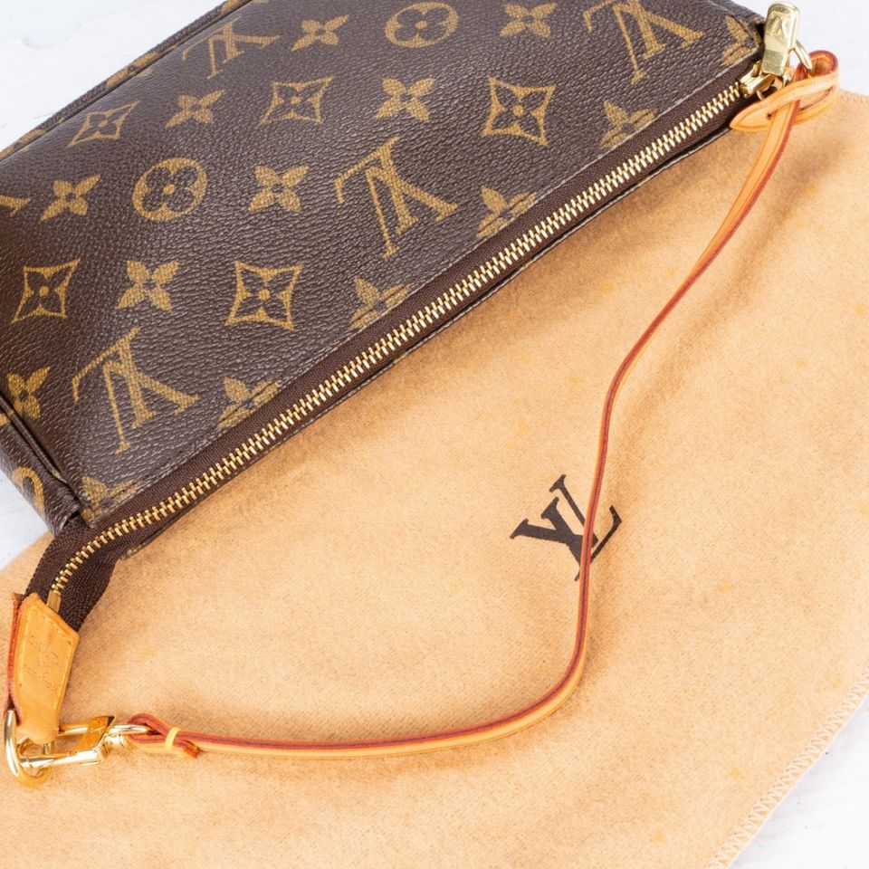 Louis Vuitton Monogram Pochette Accessoire Handtasche in Halle