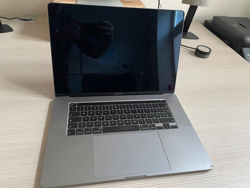 Apple MacBook Pro 16" (2019) Touch Bar Core i7 2,6 GHz Space Grau in Potsdam