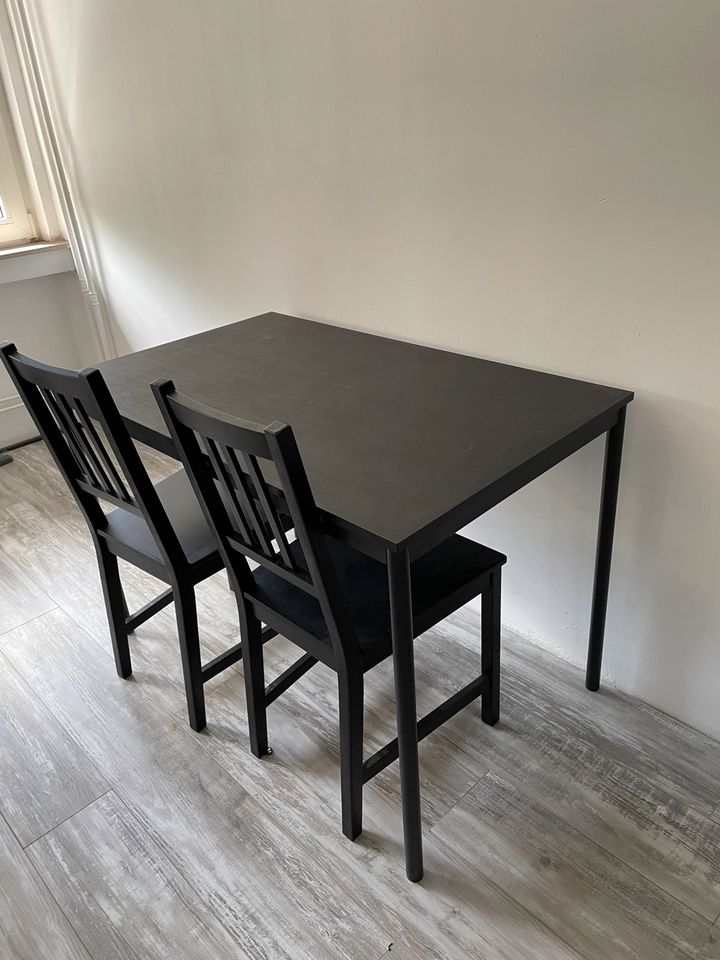 Tisch mit Stühle in Duisburg