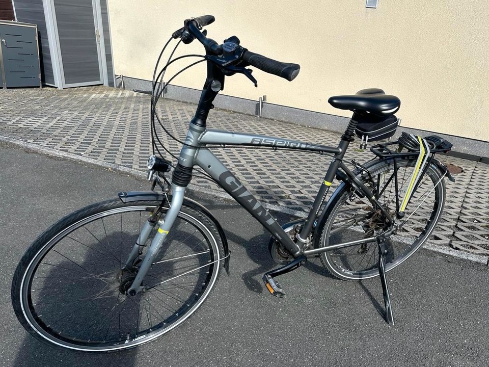 Giant Herrenrad 28 Zoll 55cm / Fahrrad, CityBike in Wuppertal