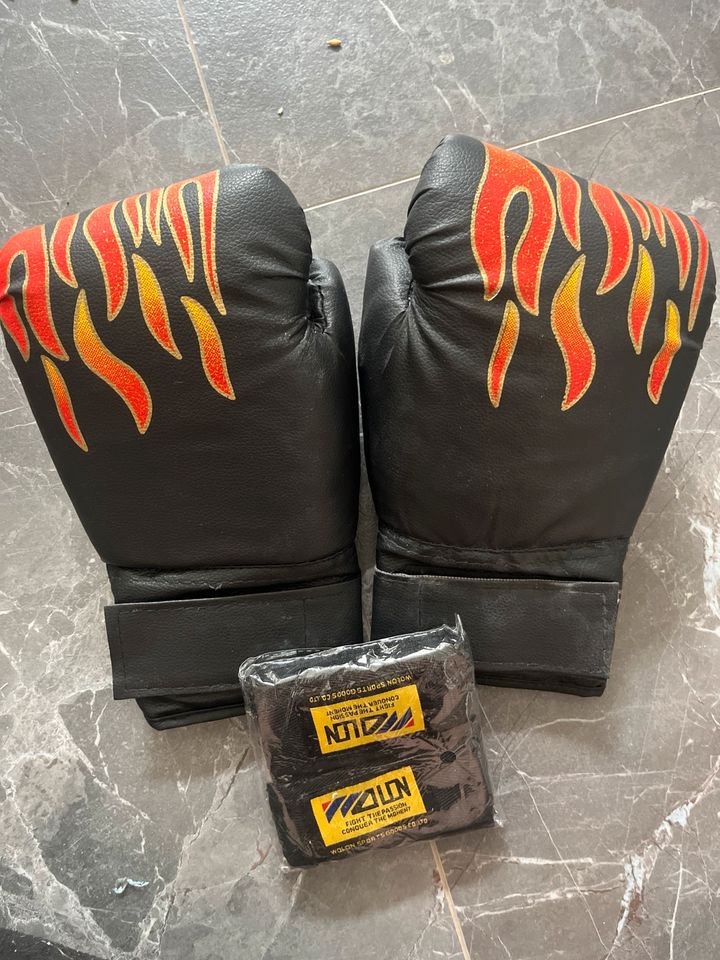 Boxhandschuhe mit Bandagen in Koblenz