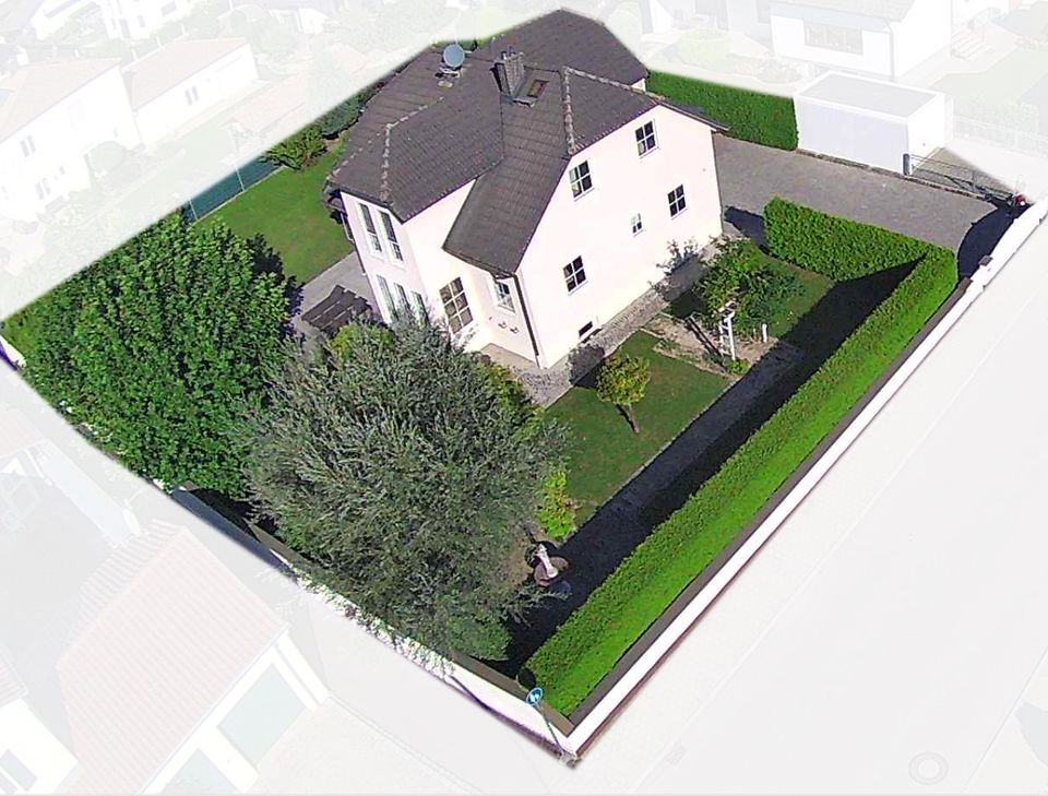 Gepflegtes Einfamilienhaus mit großem Grundstück von Privat in Baar-Ebenhausen