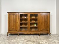 WMK Hochwertiger und sehr gut erhaltener 60er Jahre Chippendale Wohnzimmerschrank aus vollem Holz in Nußbaum # Schrank Vitrine Wohnzimmervitrine Bücherregal Anrichte Bücherschrank Sideboard Vintage Friedrichshain-Kreuzberg - Friedrichshain Vorschau