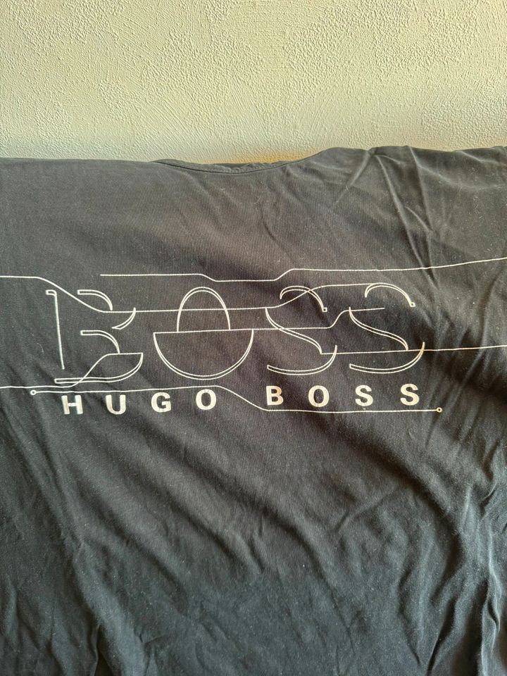 Hugo Boss T-Shirt in Schwarz mit weißem Logo. Größe XL in Reinbek