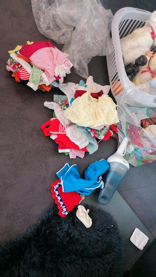 Alte schildgröten Puppen und andere mit viel Kleidung extra in Welschbillig