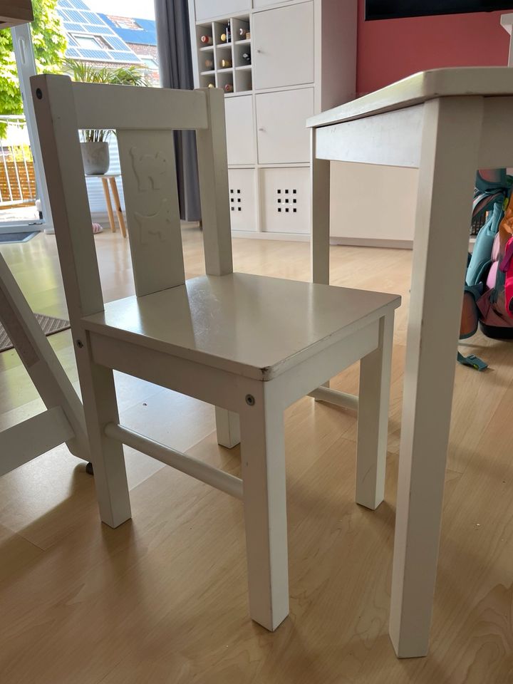 Kindertisch + Stuhl in Oestrich-Winkel