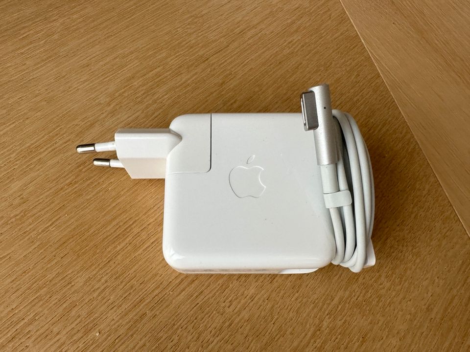 Apple 45W MagSafe Power Adapter in München