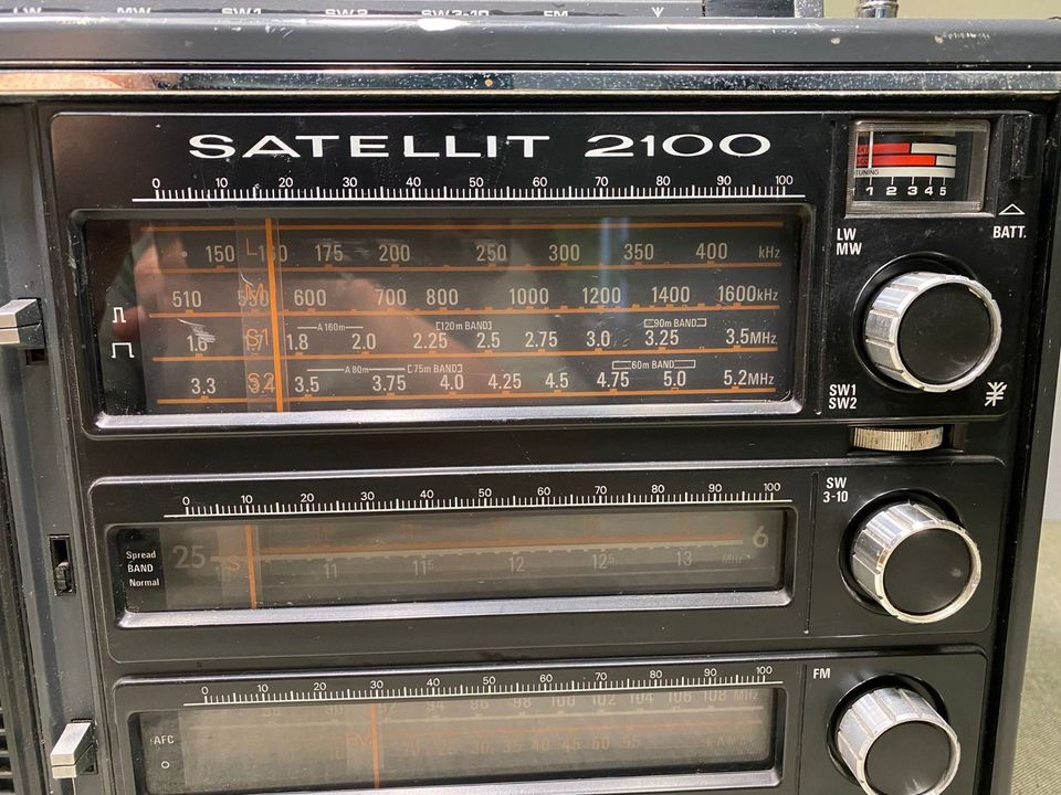 GRUNDIG Satellit 2100 tragbarer Weltempfänger Kofferradio Radio 7 in Neuss