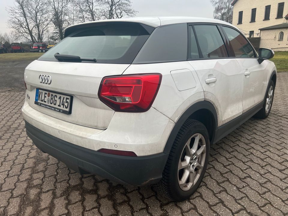 Audi Q2 TFSI, EZ:2018, Benzin, 96.000km, weiß, Schalter in Krefeld