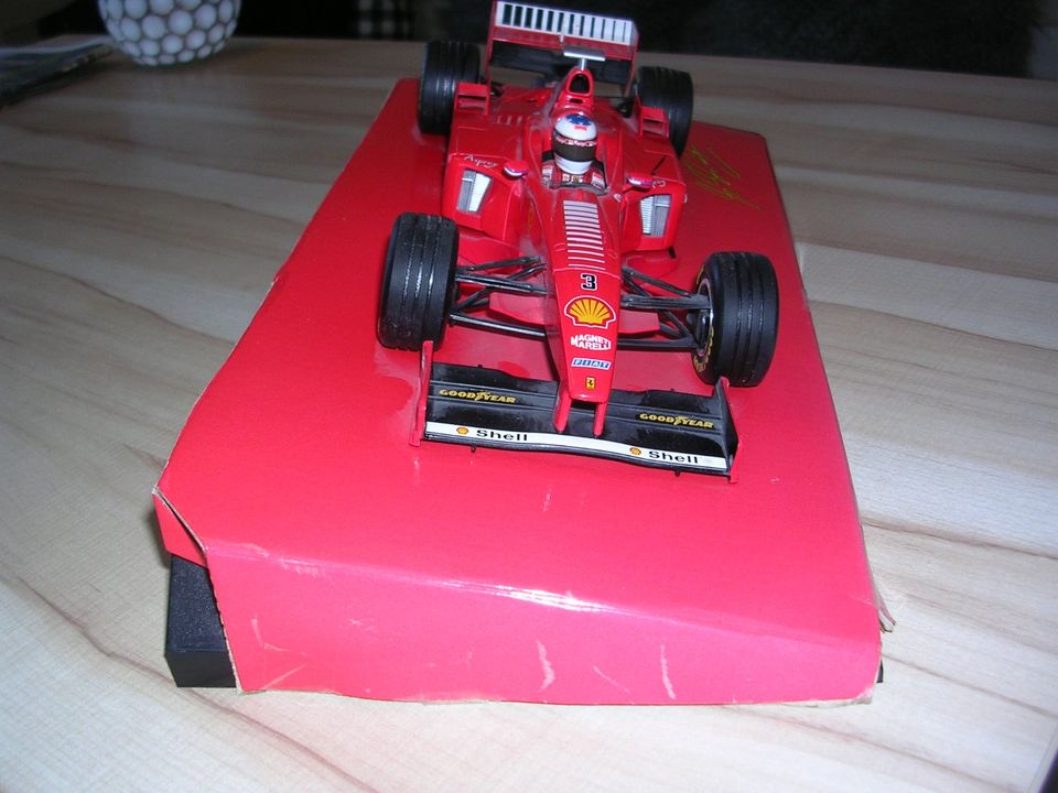 Ferrari  F310B  Modellauto 1:18 M Schumacher Edition Launch 1998 in Kuchen